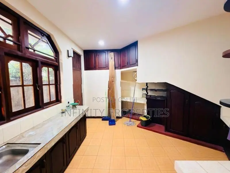 (AF733) 10 Perch 2-Storey House for Sale – Mount Lavinia, Galle Road