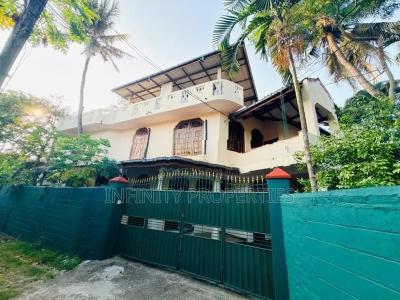 (AF733) 10 Perch 2-Storey House for Sale – Mount Lavinia, Galle Road