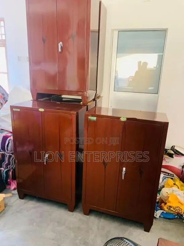 Steel half cupboards 4×2.5ft