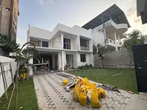 Home Awaits In Athurugiriya