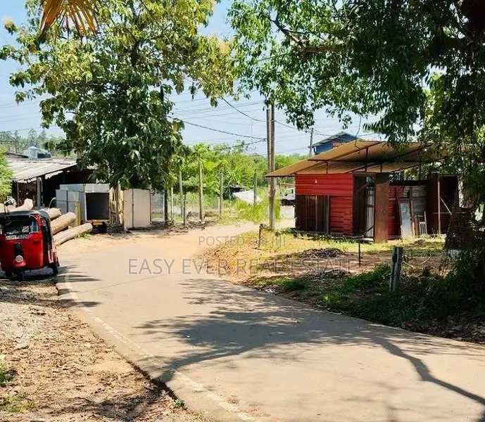 සියඹලාපේ හංදියට ආසන්නව ප්‍රධාන මාර්ගයෙන් දෙවනි ඉඩම