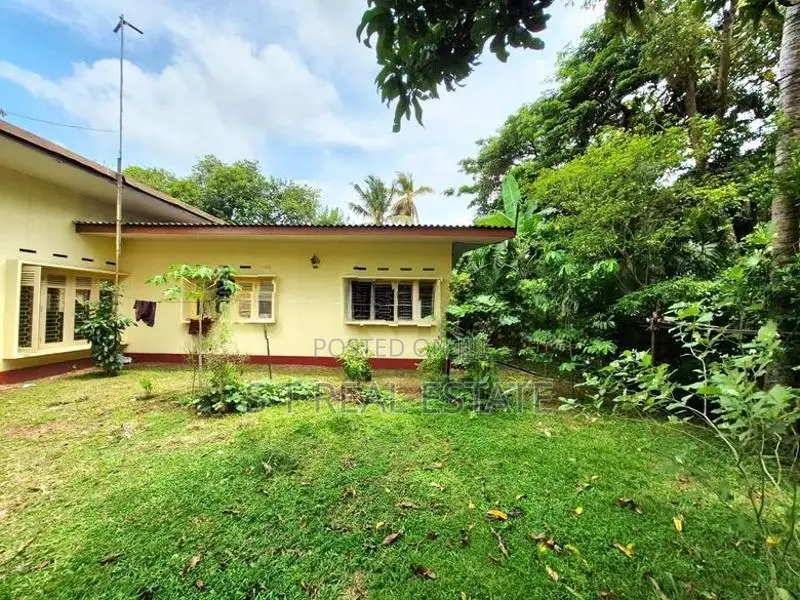 28P High Residential Land with House for Sale in Nawala