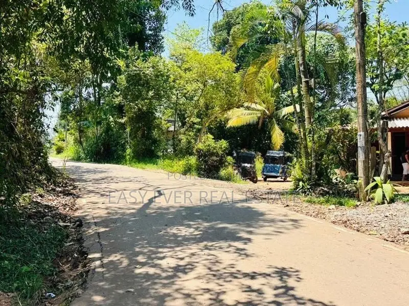 සියඹලාපේ හංදියට ආසන්නව ප්‍රධාන මාර්ගයෙන් දෙවනි ඉඩම