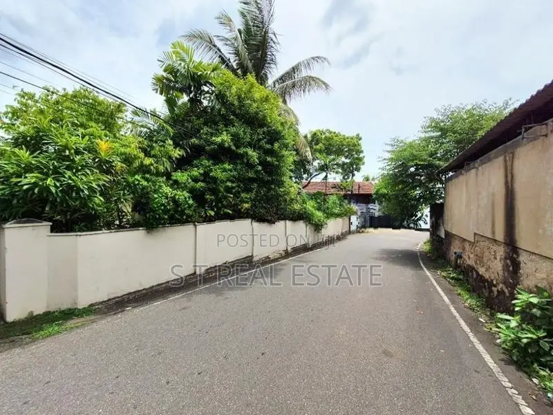 28P High Residential Land with House for Sale in Nawala
