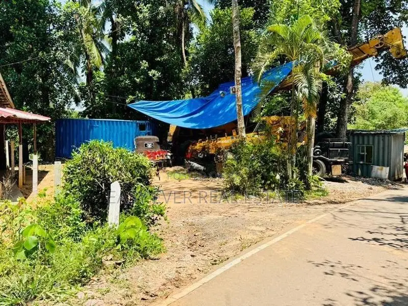 සියඹලාපේ හංදියට ආසන්නව ප්‍රධාන මාර්ගයෙන් දෙවනි ඉඩම
