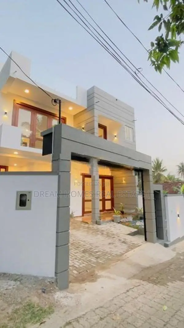 Luxury 4 Bedroom House for Sale in Athurugiriya