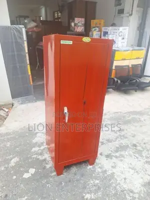 4×1.5 Ft Steel cupboards