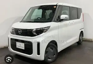 Nissan Dayz Roox B45 a Fender LH
