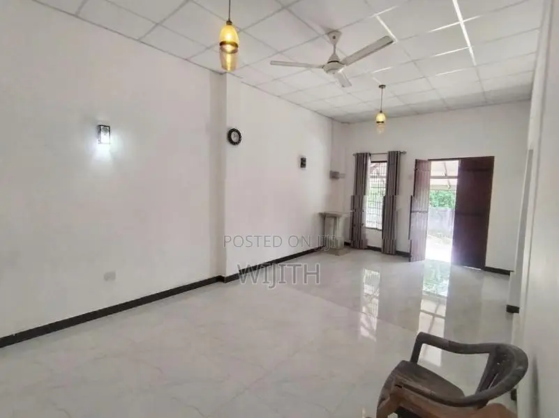 පදිංචිවිය හැකි නිවසක් සමග පරිචස් 20 විකිනිමට කොටිටාවෙි