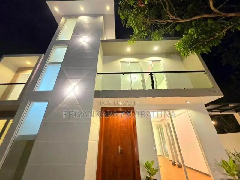 Luxury House For Sale in Piliyandala With Pool