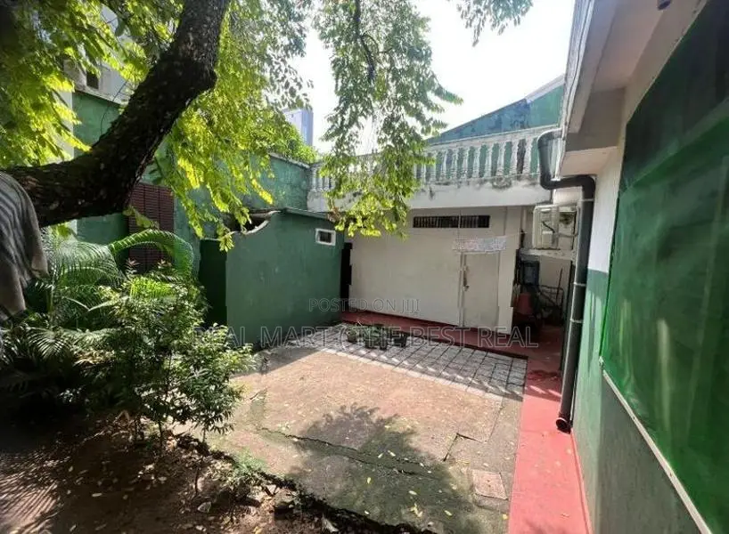 Colombo 7 : 11.1 perches Land with Old Livable house for Sale