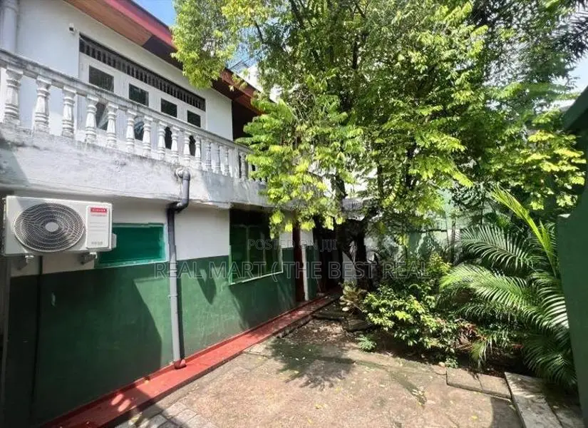 Colombo 7 : 11.1 perches Land with Old Livable house for Sale