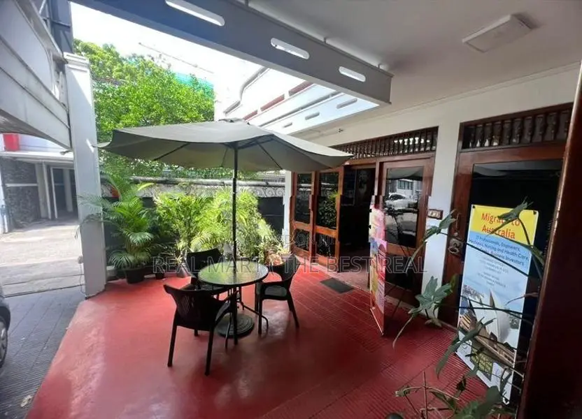 Colombo 7 : 11.1 perches Land with Old Livable house for Sale
