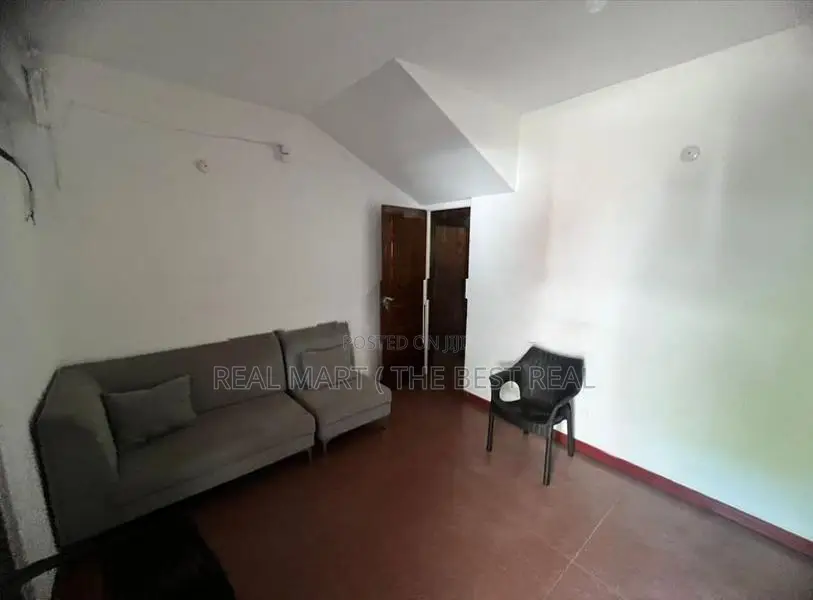 Colombo 7 : 11.1 perches Land with Old Livable house for Sale