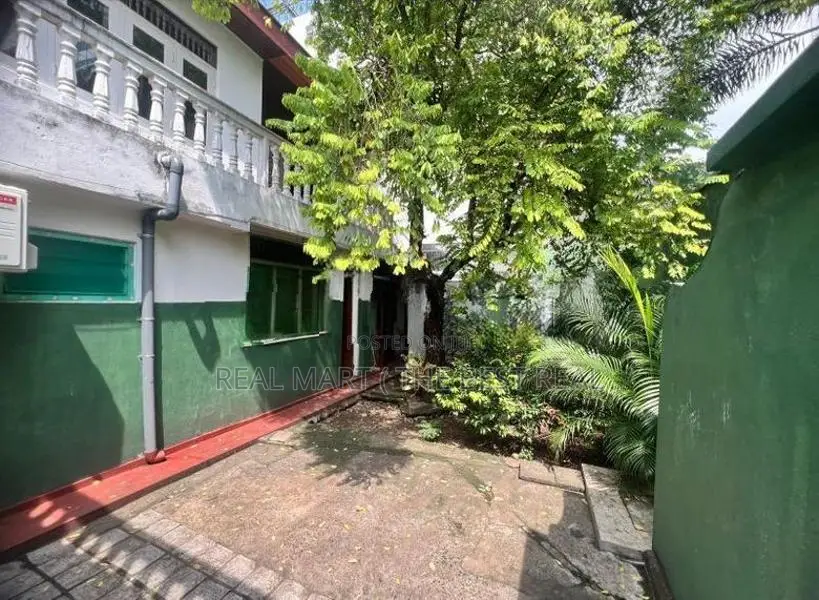Colombo 7 : 11.1 perches Land with Old Livable house for Sale