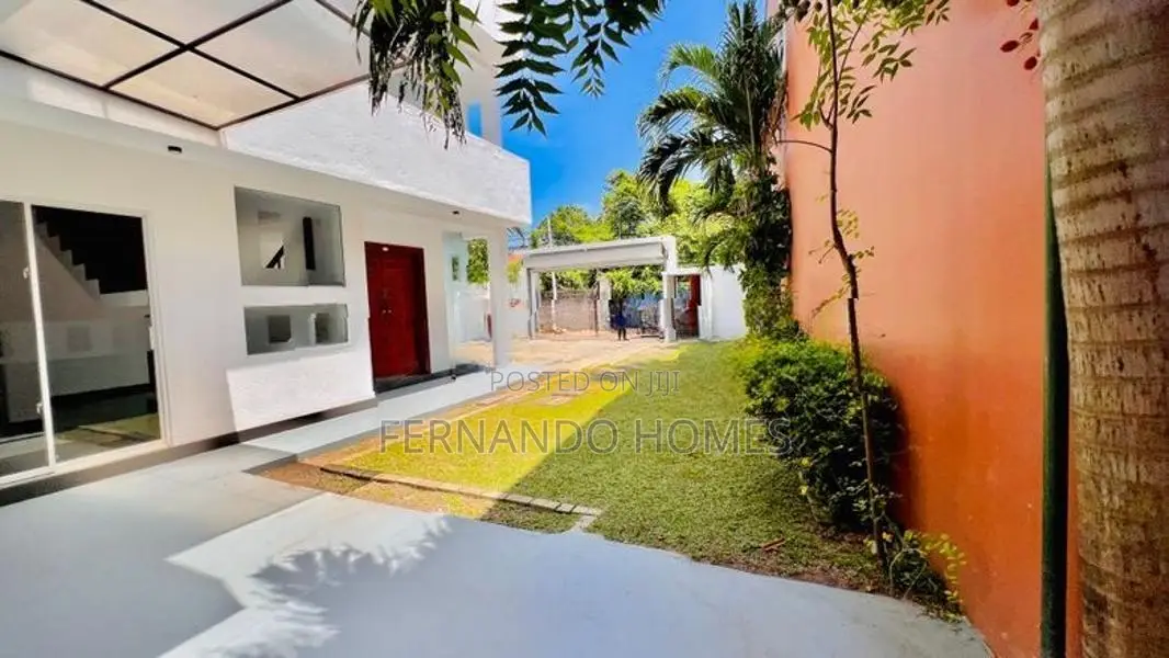 Near Beach Residential Area Nice Upstairs House For Sale In Negombo