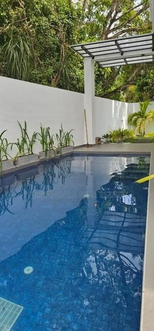 Piliyandala Middle Town Swimming Pool Luxury House for Sale