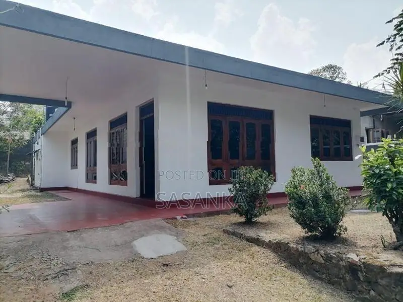 කැලණිය ගෝමිස් මාවතේ පර්චස් 17.5 ක ඉඩමක් ගෙයක් ද විකිණීමට ඇත.