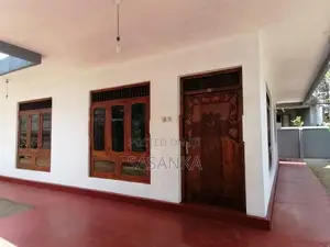 කැලණිය ගෝමිස් මාවතේ පර්චස් 17.5 ක ඉඩමක් ගෙයක් ද විකිණීමට ඇත.