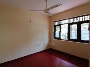 කැලණිය ගෝමිස් මාවතේ පර්චස් 17.5 ක ඉඩමක් ගෙයක් ද විකිණීමට ඇත.