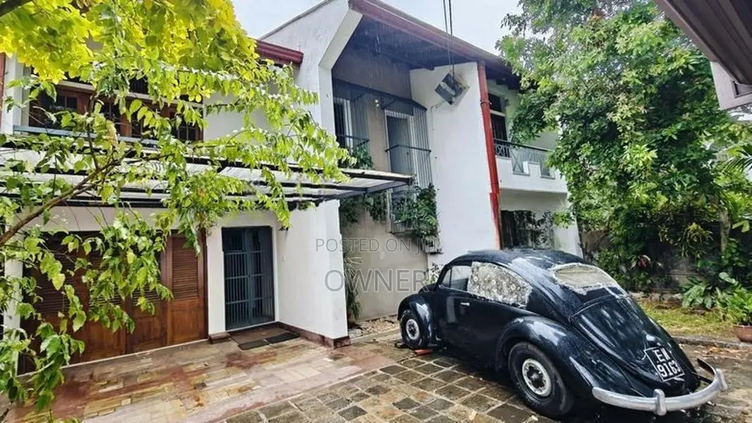 Lakefront 7BR Luxury House in Maharagama