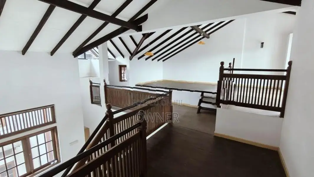 Lakefront 7BR Luxury House in Maharagama