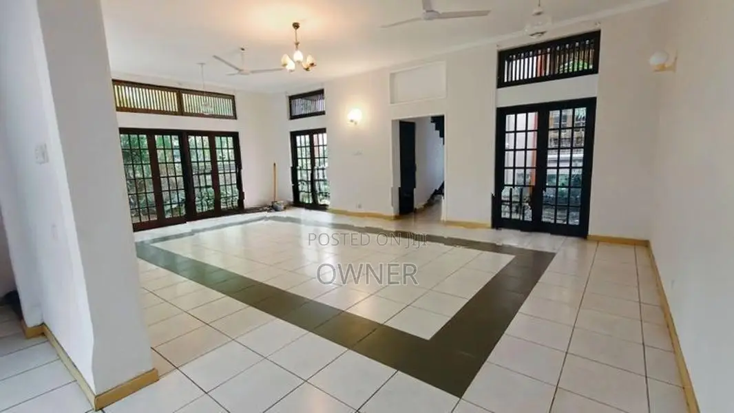 Lakefront 7BR Luxury House in Maharagama