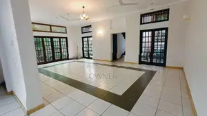 Lakefront 7BR Luxury House in Maharagama