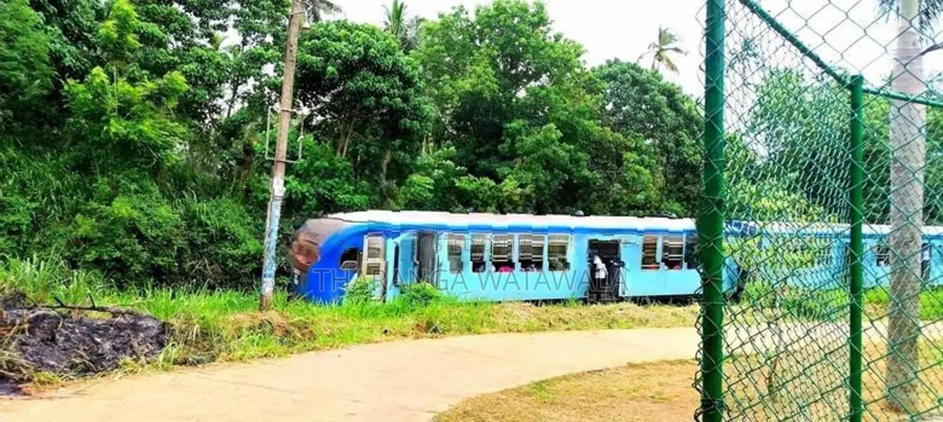 වෙියන්ගොඩ කීනවල දුම්රිය ස්ථානය ඉදිරිපිට පර්චස් 16 ඉඩමක් විකිණීමට ඇත