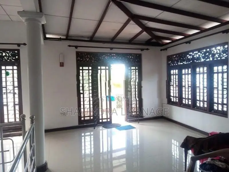කිරිබත්ගොඩ නගරයේ වටිනා දෙමහල් නිවසක් විකිනීමට