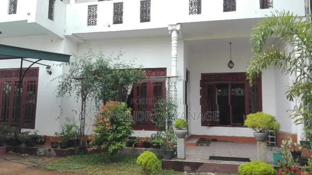 කිරිබත්ගොඩ නගරයේ වටිනා දෙමහල් නිවසක් විකිනීමට