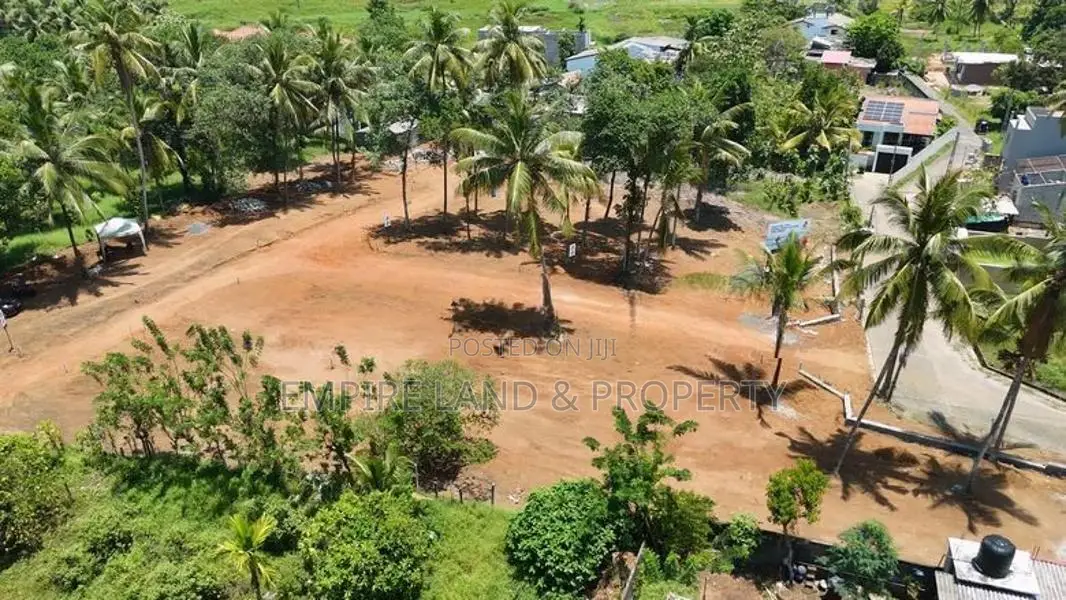 Land in Between Malabe and Athurugiriya Thunadahena Road
