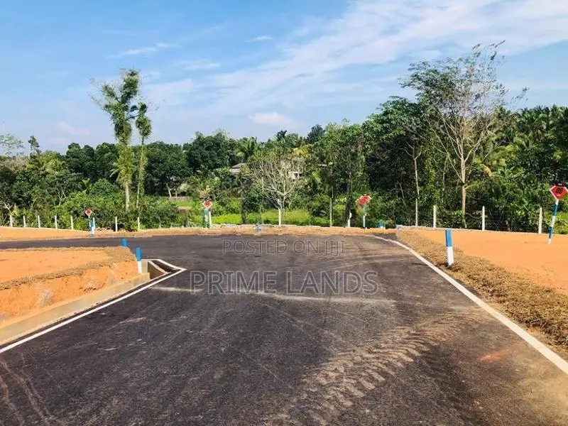 වටිනා බිම්කොටස් විකිනීමට කහතුඩුව