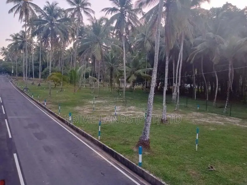 අතුරුගිරිය නගරයට ආසන්නව බිම් කොටසක් විකිණීමට ..