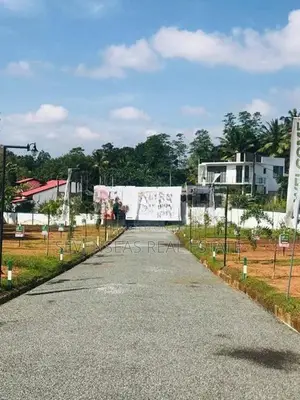 land in athurugiriya road kaduwela