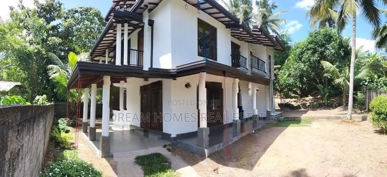 Spacious 3-Storey Family Home with Rooftop Terrace in Kadawatha