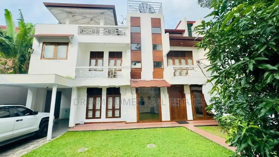 Modern Luxury Timber-Finished House with Jacuzzi and Entertainment Set