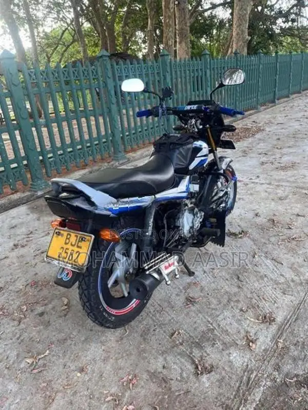 Bajaj CT100 2025