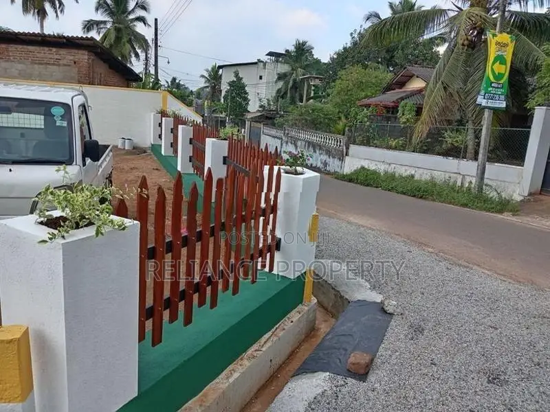 මහරගම නගරයේ හයිලෙවල් මාර්ගයට ආසන්නව බිම් කොටස්