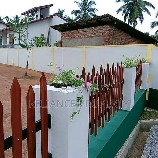 ඇරැව්වල මංසන්දියෙන් ප්‍රධාන මාර්ගය ට අත පොවන දුරින් අගනා බිම් කොටස්