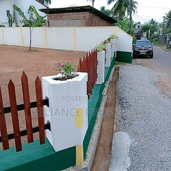 ඇරැව්වල මංසන්දියෙන් ප්‍රධාන මාර්ගය ට අත පොවන දුරින් අගනා බිම් කොටස්