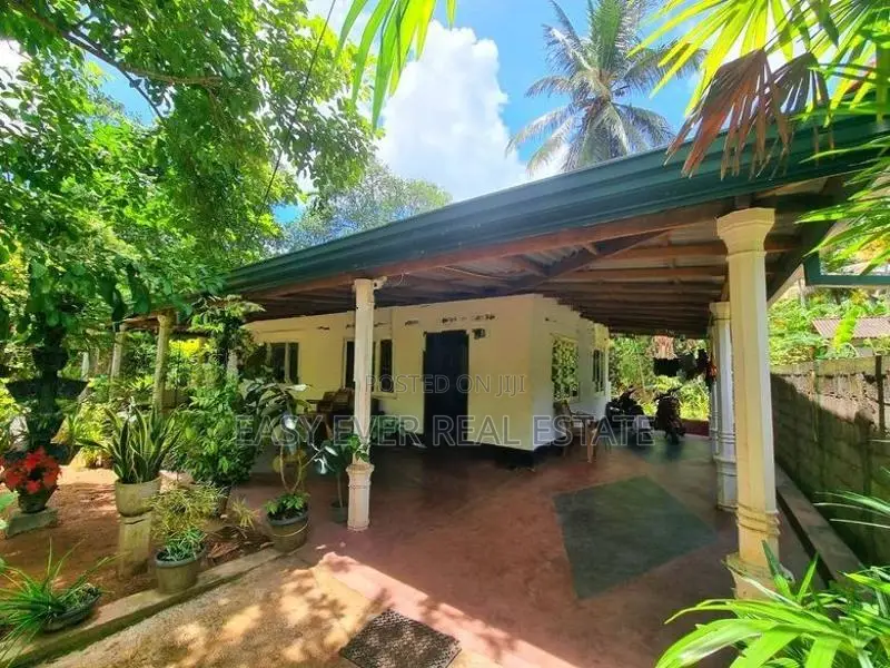 මිනුවන්ගොඩින් අංගසම්පූර්ණ නිවසක්