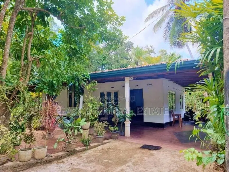 මිනුවන්ගොඩින් අංගසම්පූර්ණ නිවසක්