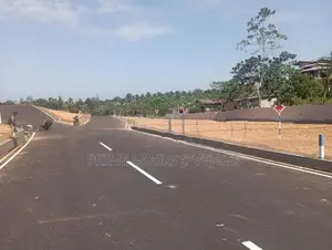 කෝරලඉම පිලියන්දල බස් පාරට මුහුණලා බිම් කොටස්