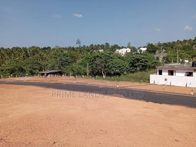කහතුඩුව අධිවේගී පිවිසුමට විනාඩි 5 බිම් කොටස්
