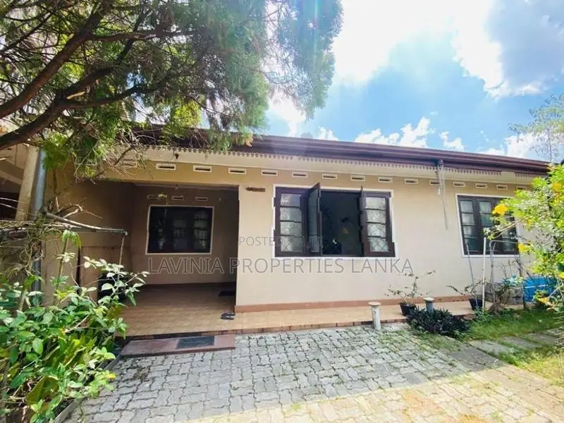 Prime Residential House Near Maharagama Town - ISU004H