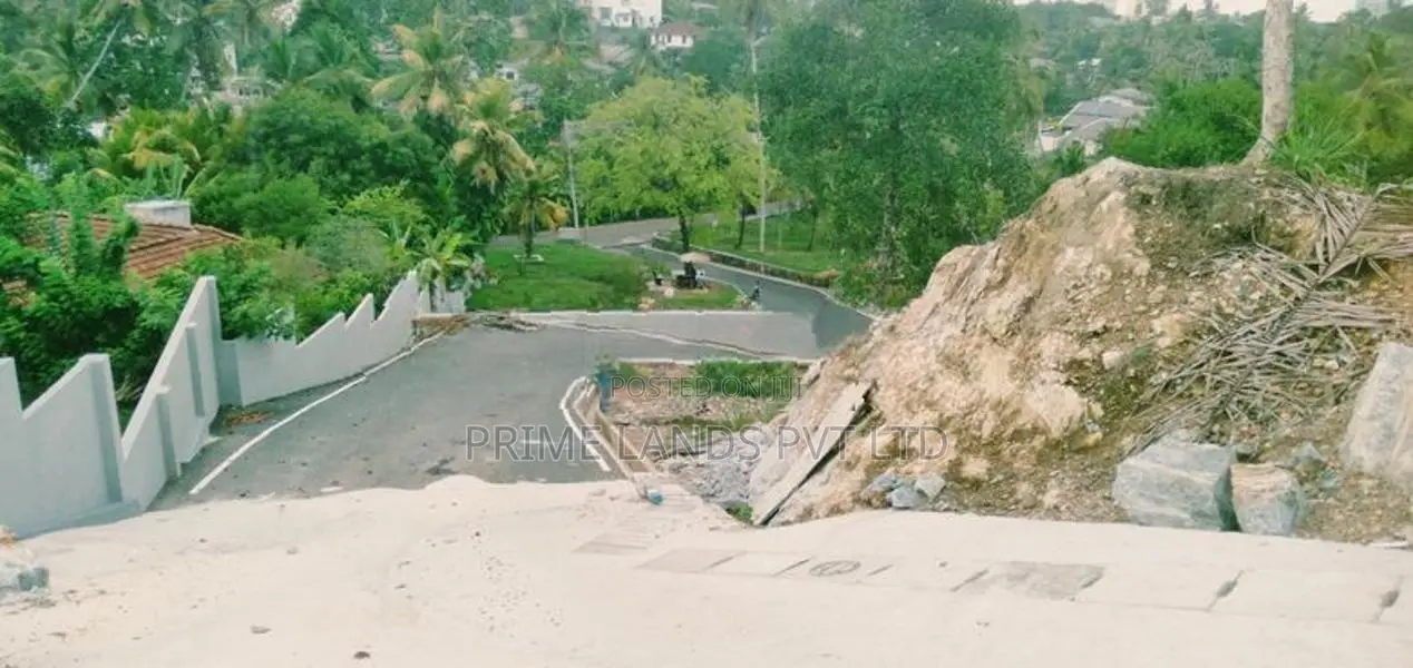 කාරාපිටියෙන් බිම්කොටස්