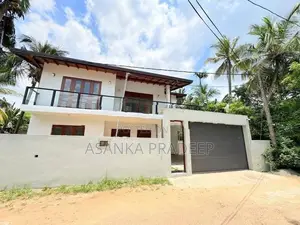 අලුතින්ම ඉදිකරන ලද වටිනා දෙමහල් නිවසක් අතුරුගිරියෙන්