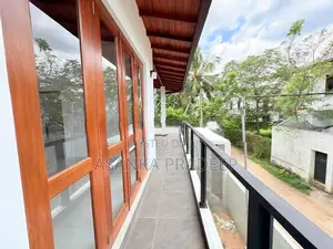 අලුතින්ම ඉදිකරන ලද වටිනා දෙමහල් නිවසක් අතුරුගිරියෙන්