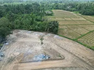 කහතුඩුව අධිවේගී පිවිසුමට සමීපයෙන් වෙල්යායකට මායීම්ව බිම්කොටස්